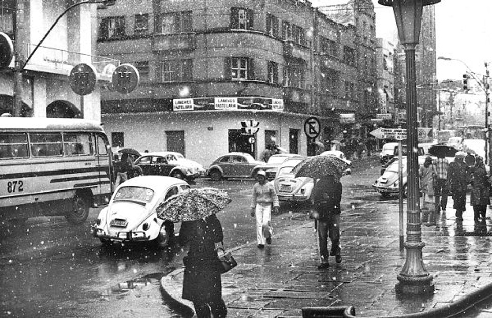 Rua Cândido Lopes, na frente da Biblioteca Pública, às 10h30 da manhã de 17 de julho de 1975, começa a nevada mais forte | Acervo Cid Destefani