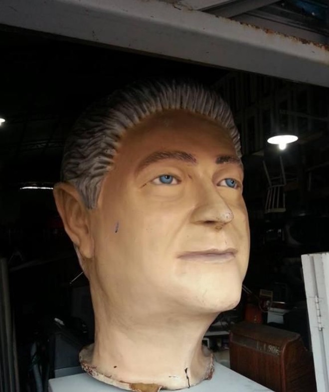 Cabeça gigante do senador Roberto Requião |