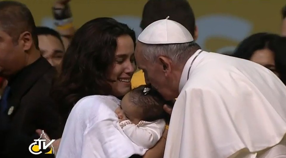 Papa beija criança em evento no Riocentro | Reprodução/Vatican CTV