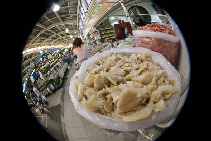 O preço do bacalhau vai subir, assim como o dos vinhos, cervejas, massas, conservas, azeites e outros importados | Marcelo Andrade/ Gazeta do Povo