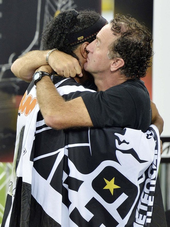 Cuca comemora com Ronaldinho Gaúcho o título da Libertadores conquistado pelo Atlético-MG |