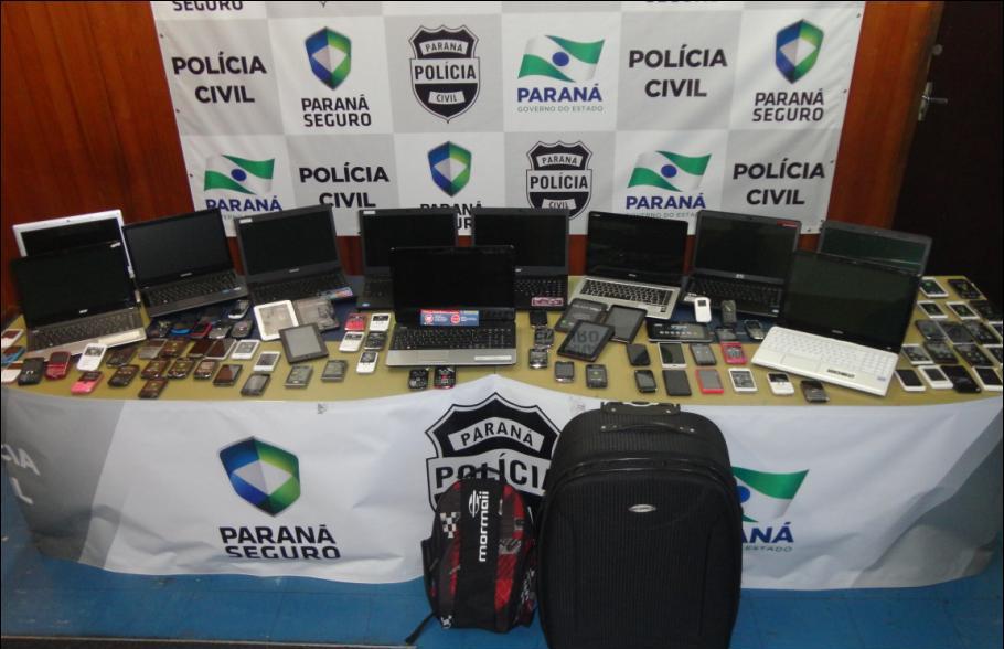 Foram encontrados na residência do suspeito sete tablets, 11 notebooks e 76 aparelhos de celular | Polícia Civil/Divulgação