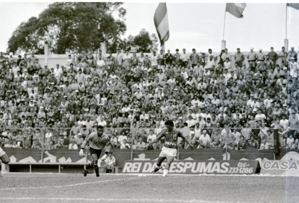 Adoílson passa pelo goleiro e fecha a vitória contra o Operário-MT. Primeiro ato de um título marcante | Arquivo/ Gazeta do Povo