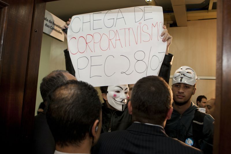 Manifestantes foram impedidos de acompanhar sabatina dos concorrentes ao TC mostrando cartazes de protesto | Marcelo Andrade/ Gazeta do Povo