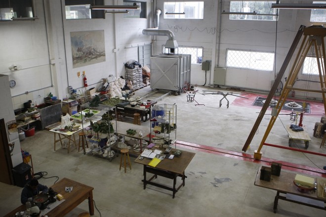 O ateliê onde as obras são recuperadas e fundidas |