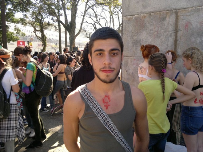 O estudante de Direito Pedro de Perdigão Lana foi à marcha em apoio às mulheres. | 