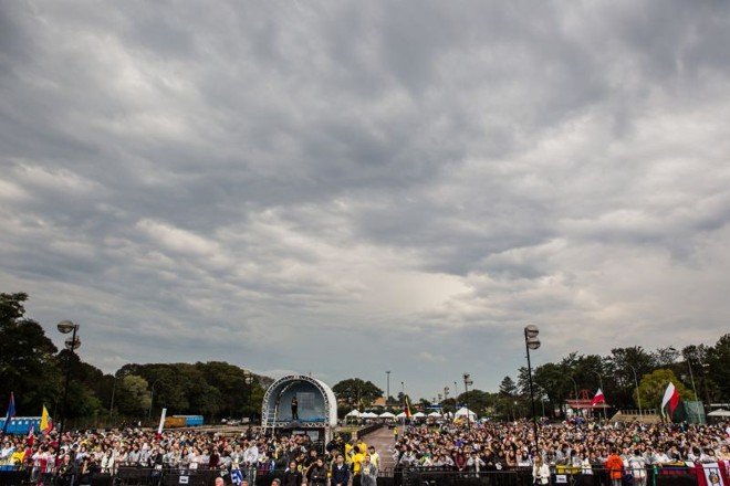A estimativa da Arquidiocese de Curitiba é de mais de cinco mil pessoas participaram do evento que encerra a Semana Missionária; shows e missa foram realizados na PUCPR | 