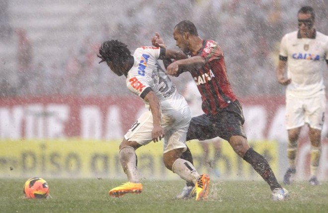 Romarinho disputa bola no meio de campo. | 