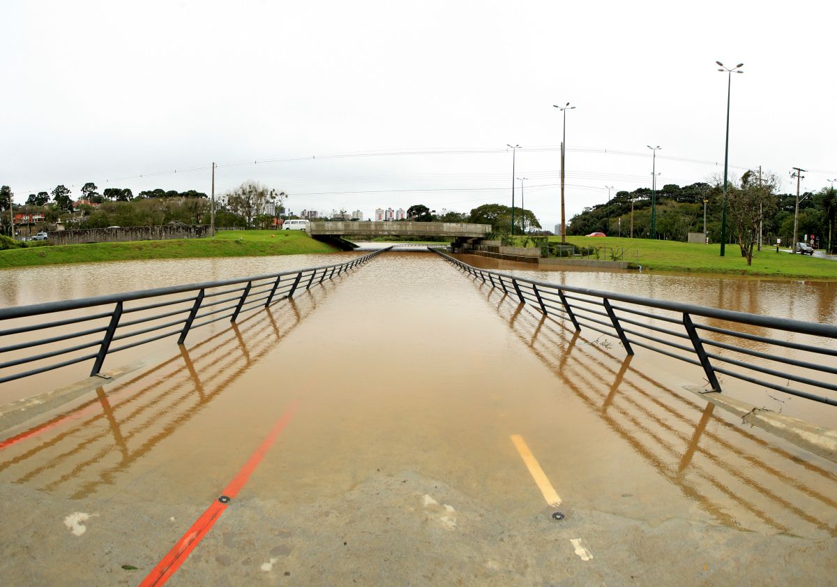 Vista da passarela que ficou alagada | Antonio More/Agência de Notícias Gazeta do Povo