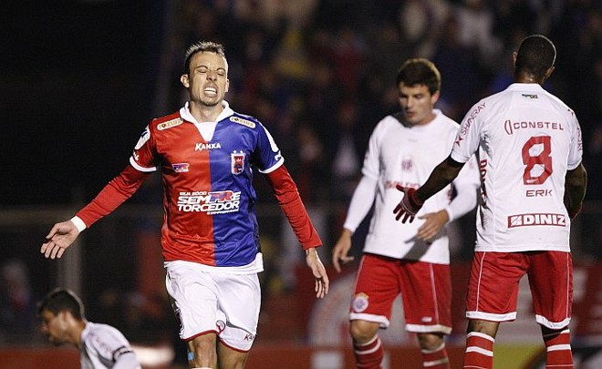 Paulo Sérgio sentiu dores na perna na comemoração do primeiro gol do Paraná contra o América-RN |