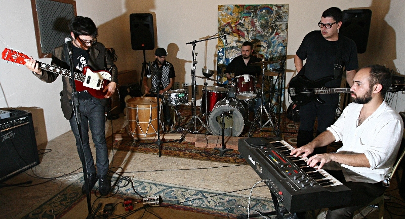 Banda Penitentes em ação na Toca do Coelho: tosco e elegante, estúdio fechou as portas | Felipe Rosa/Gazeta do Povo