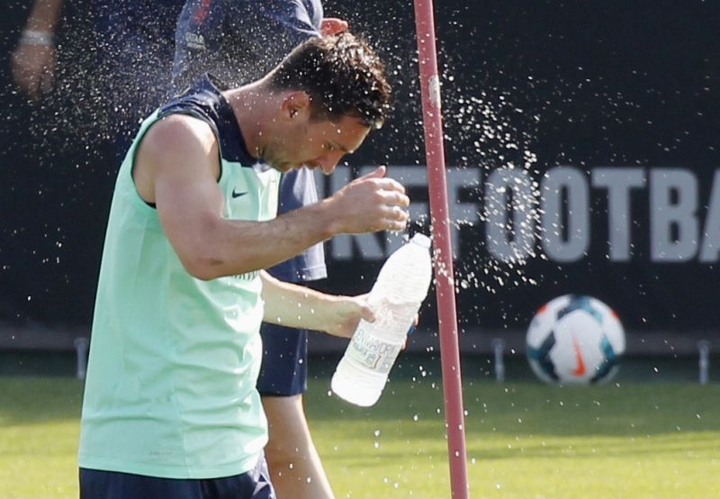Enquanto Neymar ganhou folga, Messi já treina com os companheiros de Barcelona para a temporada 2013/2014 | Gustau Nacarino / Reuters