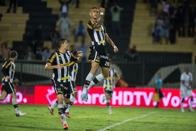 Gol de Rafael Marques garantiu a vantagem do Botafogo contra o Figueirense | Celso Pupo / Fotoarena / Folhapress