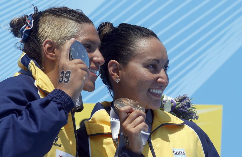 Ana Marcela Cunha mostra a medalha de prata e Poliana Okimoto a de ouro conquistadas em Barcelona | Albert Gea / Reuters