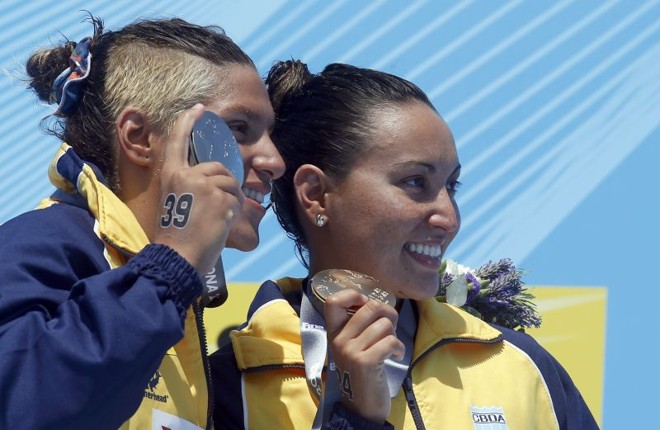 Ana Marcela Cunha mostra a medalha de prata e Poliana Okimoto a de ouro conquistadas em Barcelona | Albert Gea / Reuters