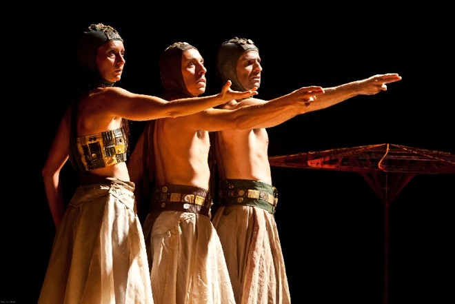 Os atores se alternam entre personagens masculinos e femininos |