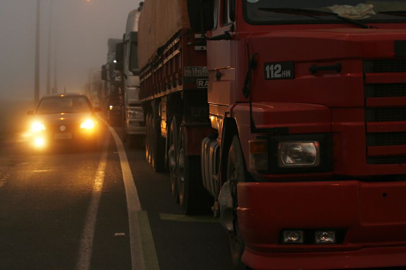 Bloqueio na PR-471, na região de Carambeí, na quarta-feira (3). Neblina encerrou os protestos mais cedo | Josué Teixeira/ Agência de Notícias Gazeta do Povo