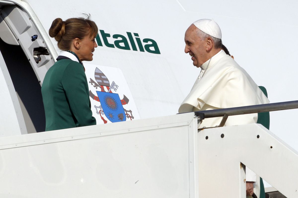 Francisco cumprimenta a aeromoça antes de embarcar no Airbus A330 da Alitalia | Reuters/Giampiero Sposito