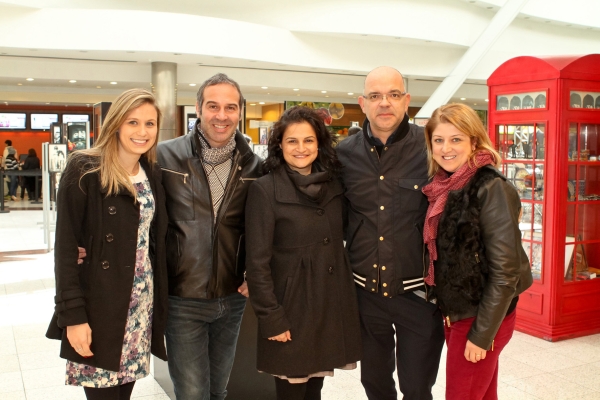 O diretor de Moda da revista Vogue Brasil, Giovanni Frasson (à dir.), esteve ontem em Curitiba para tratar do Vogue Fashions Night Out, que será realizado em setembro para comemorar os 30 anos do Shopping Mueller. Com ele na foto, a gerente de marketing Silmara Souza (à esq.), o produtor do evento Marcos Soares, a superintendente Daniela Baruch e a gerente comercial Leila Martins | Kelly Knevels