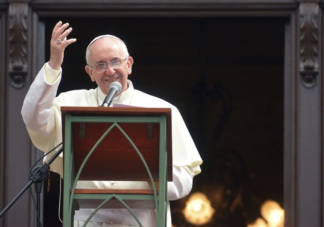 Francisco acena para a multidão da sacada do Palácio São Joaquim | 