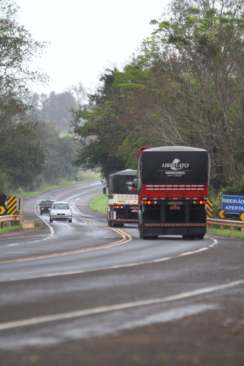 Curva perigosa na PR-445, no trecho entre Londrina e Mauá da Serra. DER admite que será necessário cobrar dos motoristas para viabilizar o projeto de duplicação | Gilberto Abelha/Gazeta do Povo
