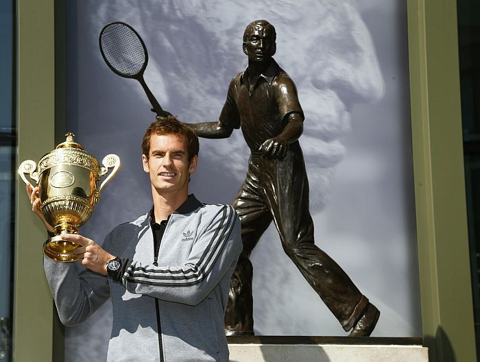 Andy Murray posa ao lado da estátua de Fred Perry, o último britânico antes dele a vencer Wimbledon, em 1936 | Chris Helgren / Reuters