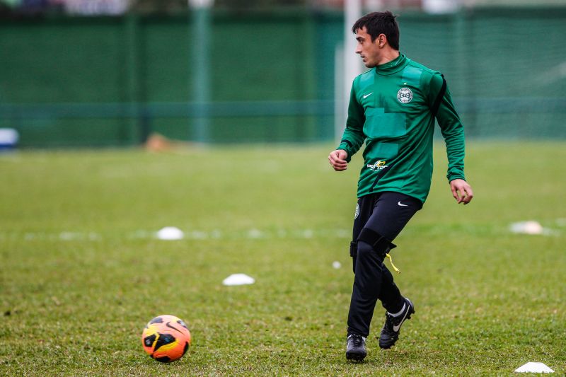 Robinho participou dos dois gols marcados por Alex no jogo de domingo contra o Santos | Brunno Covello / Gazeta do Povo