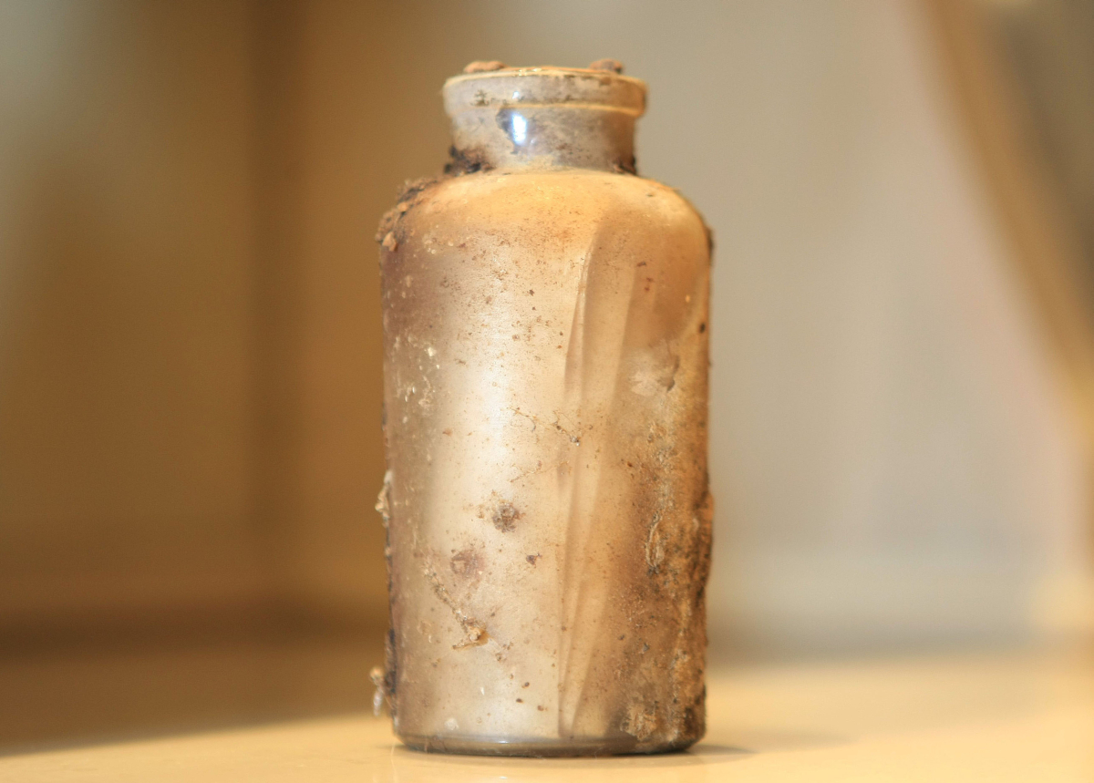 Até o momento, a única informação confirmada sobre o conteúdo é de que se trata de um papel e um pedaço de metal | Ivonaldo Alexandre/Gazeta do Povo