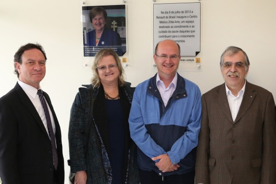 O vice-presidente da Renault do  Brasil, Alain Tissier (à dir.), e o médico Paulo Zétola (à esq.), gerente de Saúde e Segurança do Trabalho da empresa, com os irmãos Heloísa Arns e Rogério Arns na inauguração do novo Centro Médico Zilda Arns, ontem de manhã | Guilherme Costa