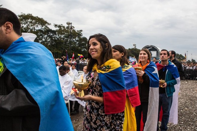 Um grupo de jovens peregrinos, entre brasileiros e estrangeiros, entregaram as hóstias e vinho ao bispo Dom Moacyr Vitti durante o ofertório | 