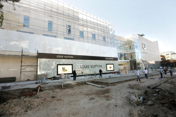 Eis aí a fachada do Pátio Batel, vista de dois ângulos opostos (veja foto 2). Nessa primeira foto, destaca-se a loja da grife francesa Louis Vuitton | Julio Cesar da Costa Souza