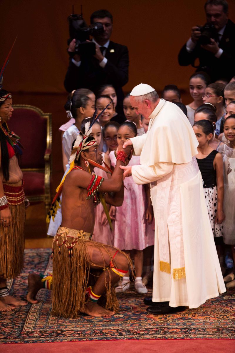 Papa abençoa indígena durante evento, ontem, no Teatro Municipal do Rio | Danilo Verpa/Folhapress
