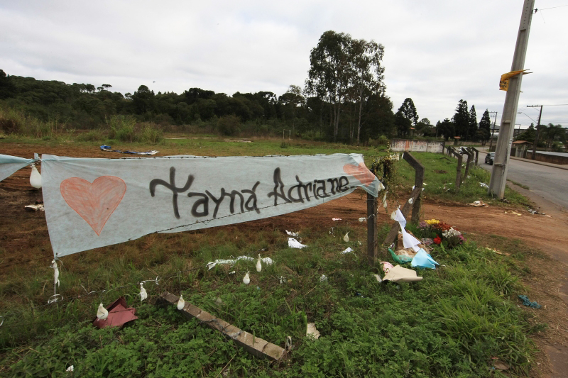 Faixa colocada por amigos e parentes próximas ao local onde Tayná foi encontrada morta | Ivonaldo Alexandre/ Gazeta do Povo