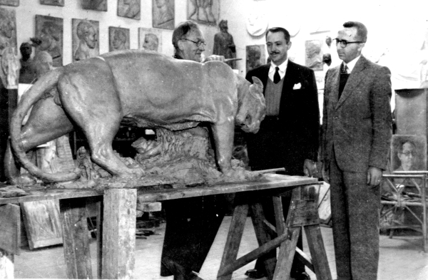 Junto à escultura de uma de suas onças, João Turin receba as visitas de Gaspar Velloso e Valfrido Piloto, em 1947 | Acervo Cid Destefani