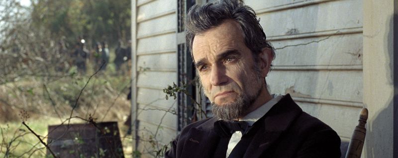 24 horas no personagem:
Daniel Day-Lewis ganha mídia pela excentricidade de seus métodos de interpretação, mas a verdade é que sua pesquisa aprofundada tem resultados visíveis. Em Lincoln (foto), de Steven Spielberg, o ator passou meses vivendo como se fosse o ex-presidente do século 19, chegando a assinar como ele. O Oscar de melhor ator pelo papel não foi surpresa | Divulgação