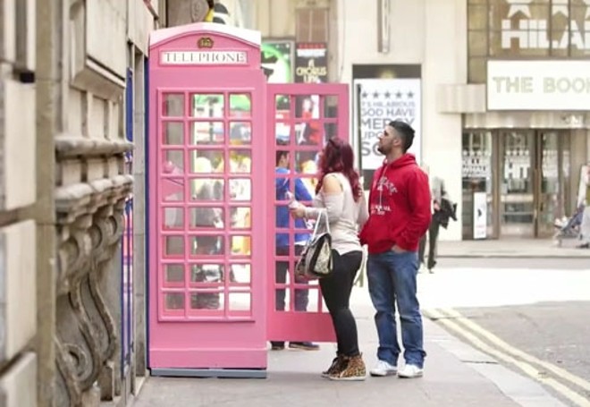 Cabine rosa é isca para campanha da Benefit, de maquiagens | 