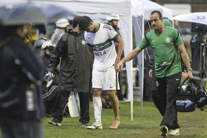 A lesão no tornozelo esquerdo de Leandro Almeida ocorreu quase no final do amistoso do Coritiba com o Figueirense, o que ajudou para que o tratamento fosse feito rapidamente e desse resultado | Daniel Castellano / Gazeta do Povo