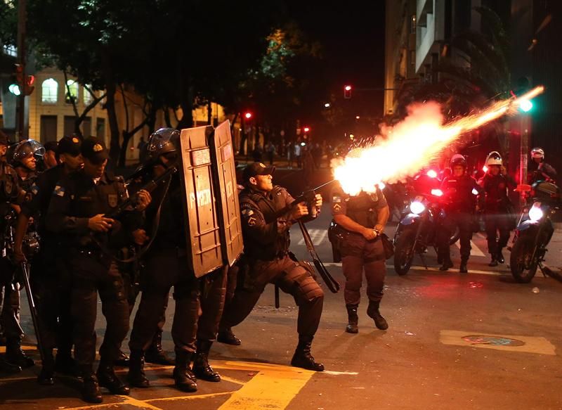 Polícia dispara bombas de gás lacrimogênio para dispersar manifestantes | EFE/Antonio Lacerda