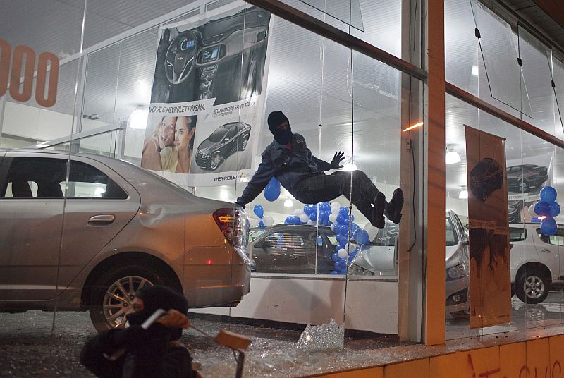 Ataque a concessionária de veículos na Avenida Paulista | Victor Moriyama/Reuters