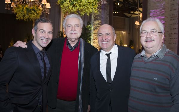 João Klas Neto (de vermelho) comemorou seus 80 anos no sábado com uma prestigiadíssima festa no Central Hall, ao lado dos muitos amigos e do sócio e companheiro de décadas Fortunato Sukaldonik (à dir.). Com eles na foto, o designer de interiores Marcos Soares (à esq.) e o arquiteto Jayme Bernardo | Silvestre Laska/Namester Produções