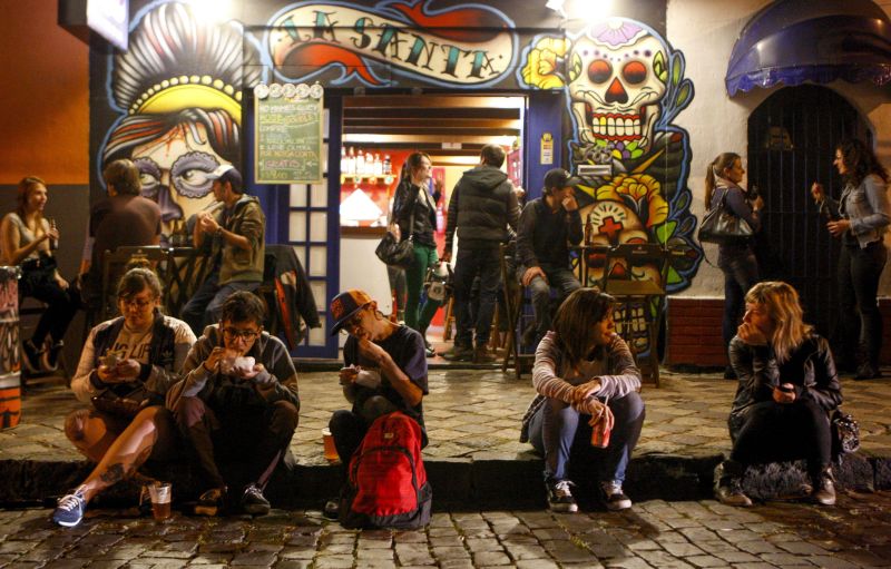 Enquanto no La Santa, mesmo havendo mesas, os clientes preferem comer na calçada... | Hugo Harada/ Gazeta do Povo