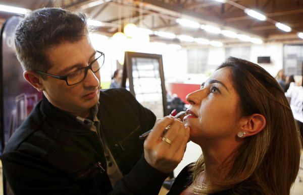 A presidente da Paraná Turismo, Juliana Vosnika, entregou-se aos cuidados do maquiador Dinho Oliver, do Boticário, no coquetel em comemoração aos 30 anos do caderno Viver Bem, da Gazeta do Povo, na última terça-feira, no Espaço A Fabrika | Hugo Harada/Gazeta do Povo