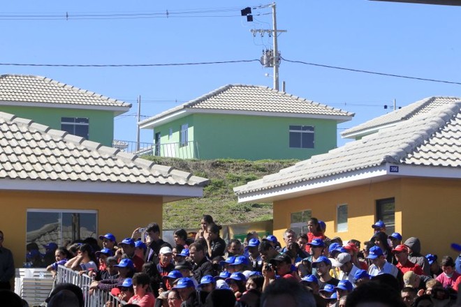 A presidente Dilma Rousseff participou de uma solenidade em Ponta Grossa (PR), para a entrega de 1.438 residências construídas pelo programa Minha Casa, Minha Vida |