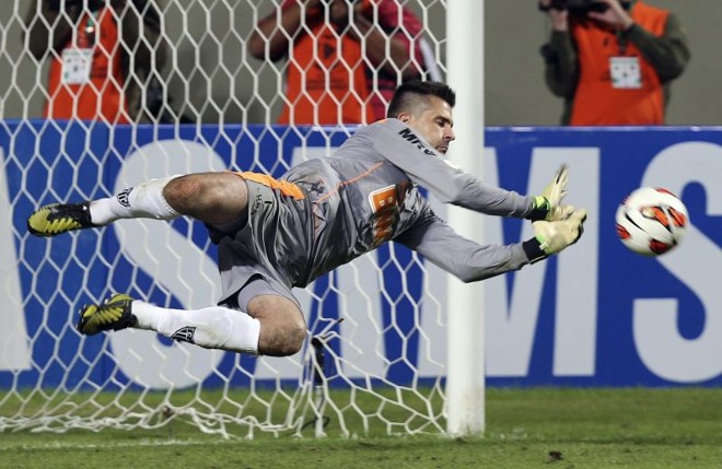 Victor defendeu a última cobrança, de Maxi Rodriguez, e definiu a semifinal |