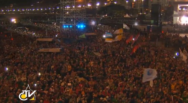 Via Sacra, em Copacabana, reúne multidão de peregrinos |