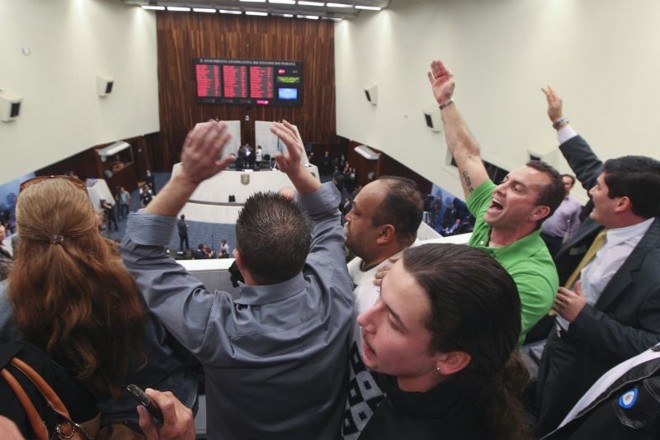 Protestos nas galerias da Assembleia Legislativa com a eleiçãod e Fabio Camargo | 