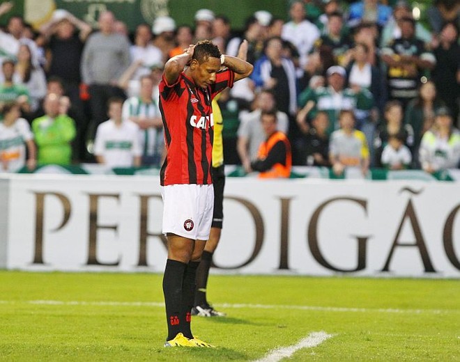 Marcão lamenta o gol perdido que poderia garantir o empate do Atlético diante do Coritiba |