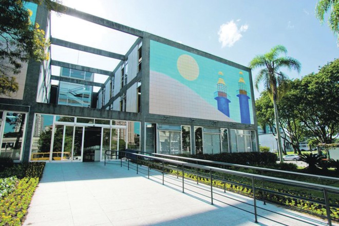 Prédio da Prefeitura de Curitiba é projeto de Rubens Meister com influência de Mies |
