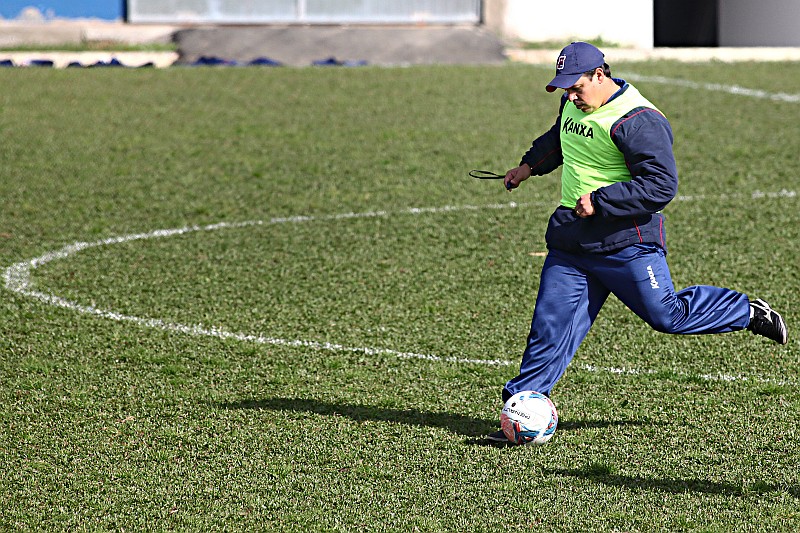 Dado Cavalcanti terá mais opções táticas com um número maior de jogadores no banco de reservas | Felipe Rosa / Tribuna do Paraná