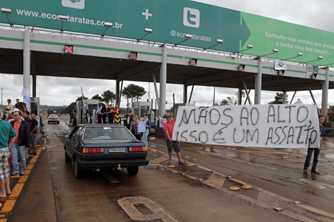 Protesto contra o valor da tarifa na praça da Ecocataratas, no Oeste do estado, no último sábado: investimento abaixo do esperado | Christian Rizzi/ Gazeta do Povo